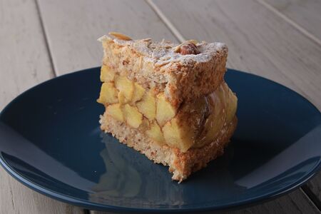 Воздушная ореховая Шарлотка