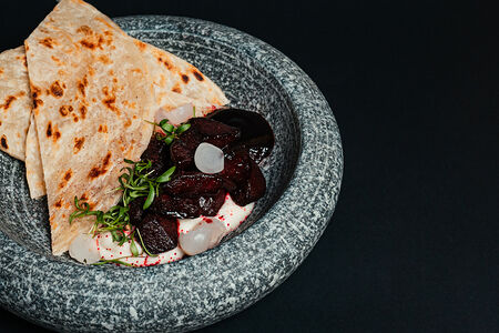 Закуска из пюре корня сельдерея и карамелизированной свеклой