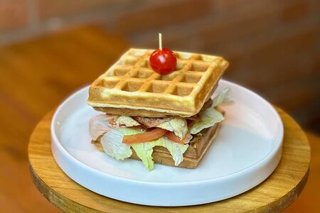 Вафли с куриным филе и беконом