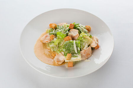 Салат Цезарь с курицей и пармезаном