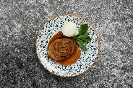 Кишмишиани с соленой карамелью и мороженым