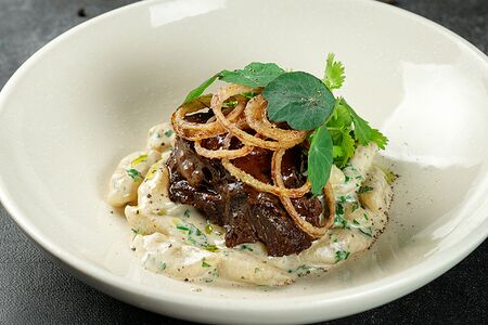 Томленые говяжьи щечки с винной глазурью