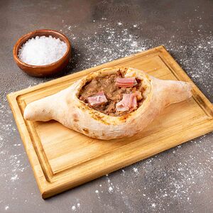 Хачапури по-аджарски с красной фасолью и беконом