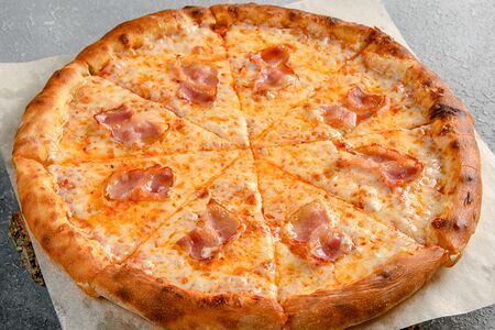 Пицца Сырная с беконом