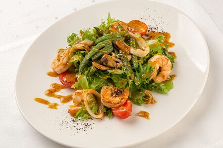 Салат теплый с морепродуктами