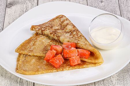 Блин с семгой и сливочным сыром