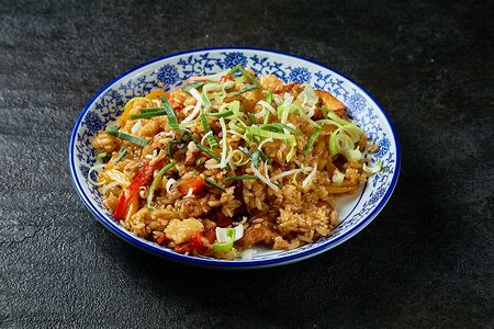 Жареный рис с курицей