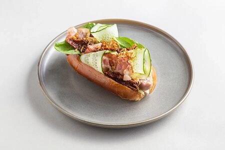 Фирменный хот-дог 4012 с колбасками из трех видов мяса и поджаренным беконом