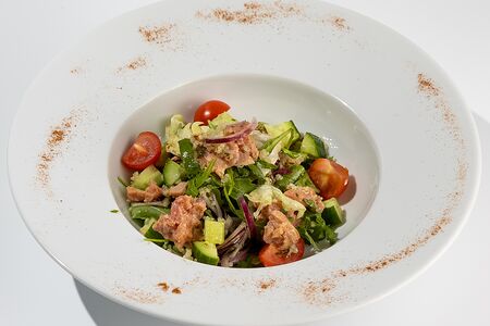 Салат с киноа и тунцом