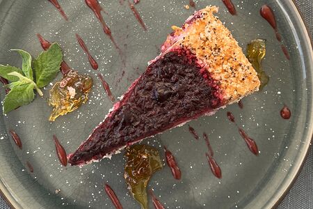 Торт маковый со смородиной