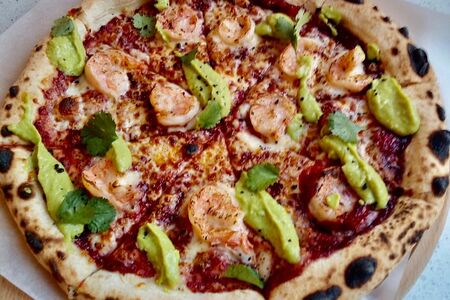 Пицца с креветками и соусом из авокадо