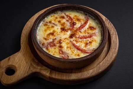 Сыр сулугуни, запеченный с томатами