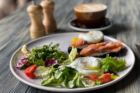 Тост с лососем, творожным сыром и яйцом пашот