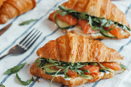 Круассан с лососем