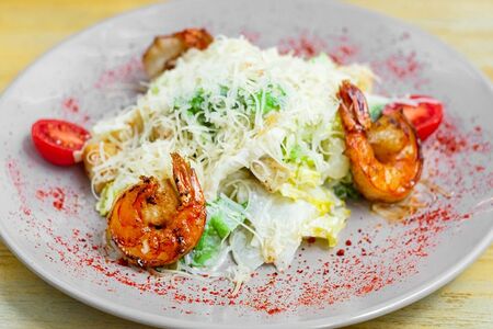 Цезарь с тигровыми креветками / Caesar with tiger prawns