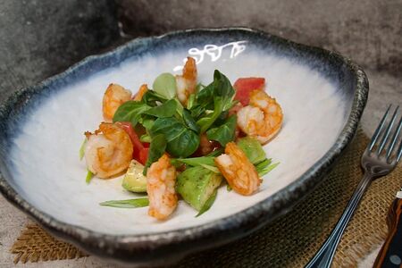 Салат с креветками и авокадо