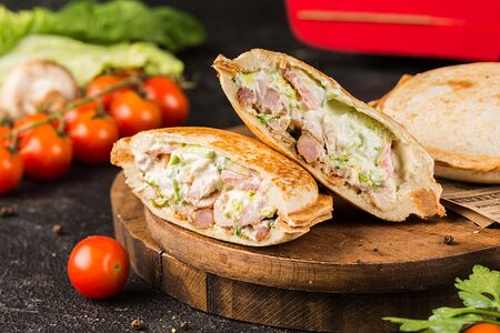 Закрытый сэндвич со свининой