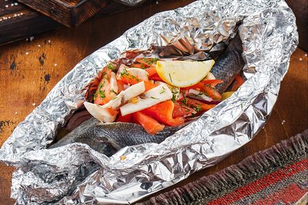 Сибас с овощами, запеченный в фольге