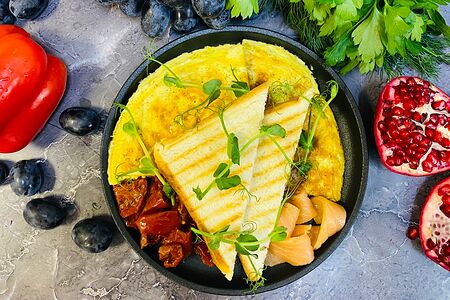 Омлет с тостами