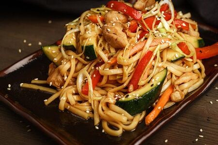 Вок с лапшой и курицей