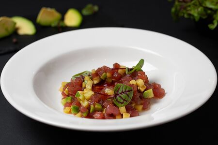 Тартар из тунца с авокадо и манго