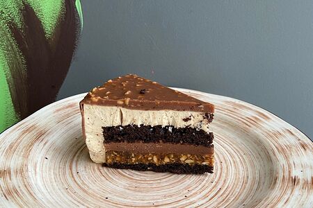 Торт муссовый с фундуком и карамелью