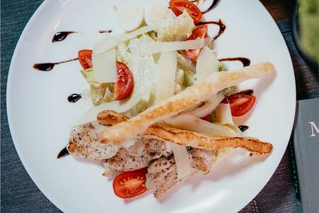 Салат Цезарь с куриной грудкой
