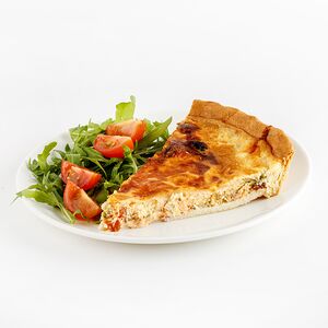 Киш с лососем и салатом