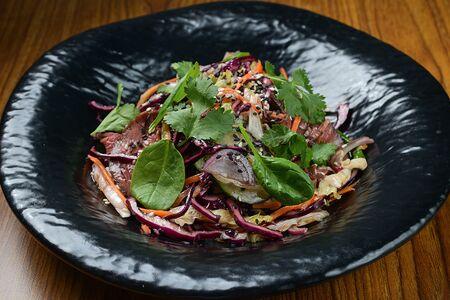 Салат с говядиной и краснокочанной капустой