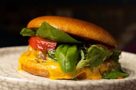 Бургер из мраморной говядины с джемом