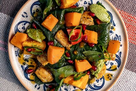 Салат с тыквой, индейкой и медовым ткемали