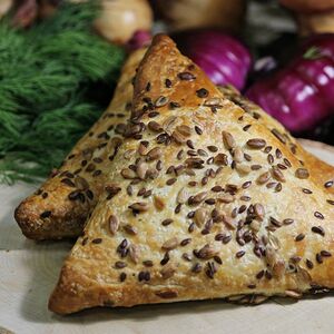 Самса с курой и грибным соусом