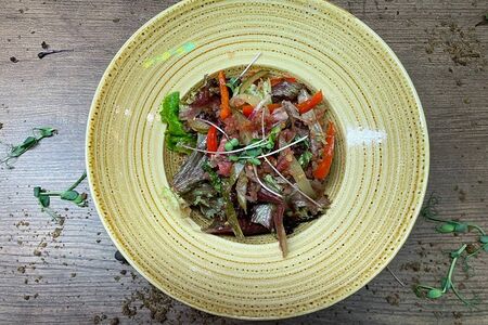 Салат с ростбифом и перцем гриль