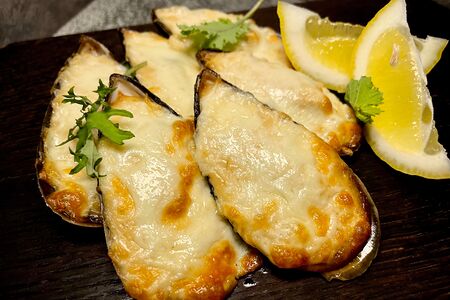 Мидии киви, запеченные под фирменным соусом и сыром