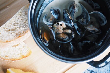 Морепродукты в сливочном соусе с сыром дорблю