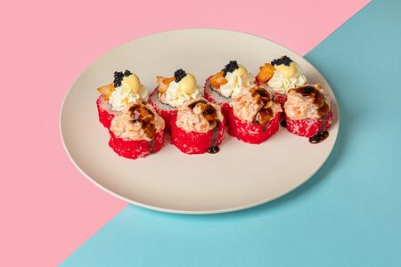 Жареная креветка и лосось со сливочным соусом