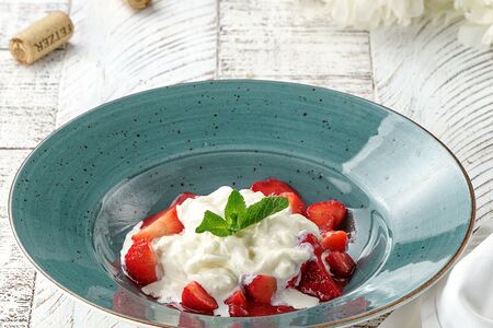 Салат со страчателлой и клубникой