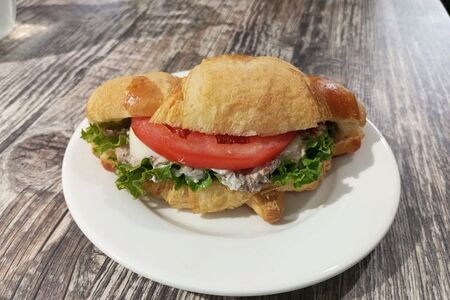 Круассан с тунцом