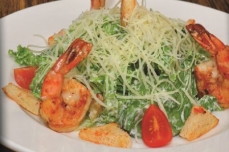 Салат Цезарь с тигровыми креветками