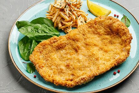 Cвинoй шницель с ремуладой из сельдерея