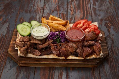 Шаурма на тарелке с ягненком