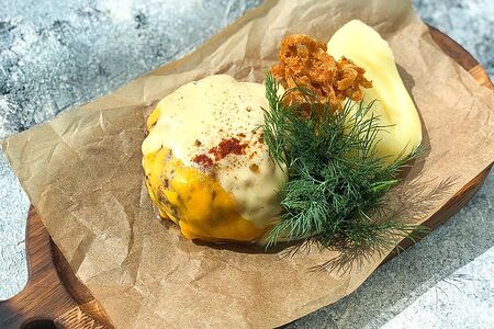 Бифштекс с сырным соусом