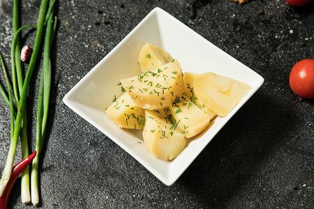 Картофель отварной с зеленью