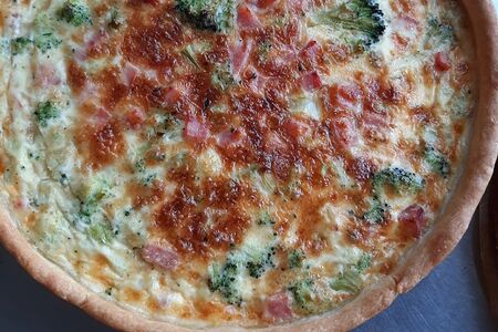 Киш с ветчиной и брокколи