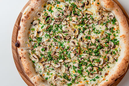 Пицца с грибами и трюфельным маслом