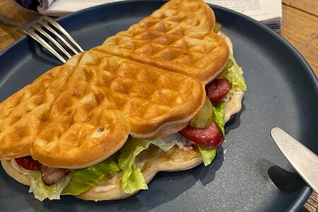 Вафля с баварскими колбасками