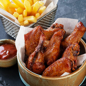 Куриные крылышки с острым соусом и картофелем фри