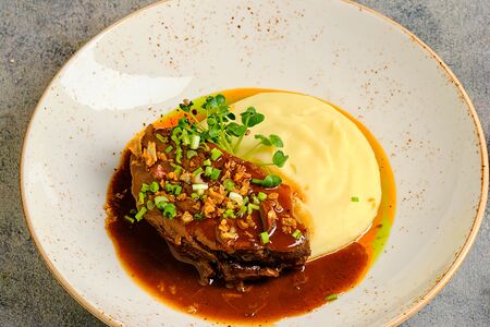 Говяжьи щечки с картофельным пюре