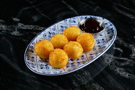 Сырные крокеты с ягодно-перечным соусом