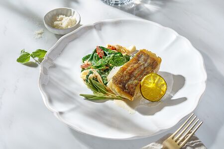 Мурманская треска со сливочным шпинатом